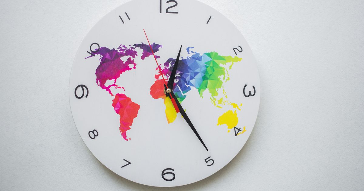 Reloj de pared con un mapa del mundo