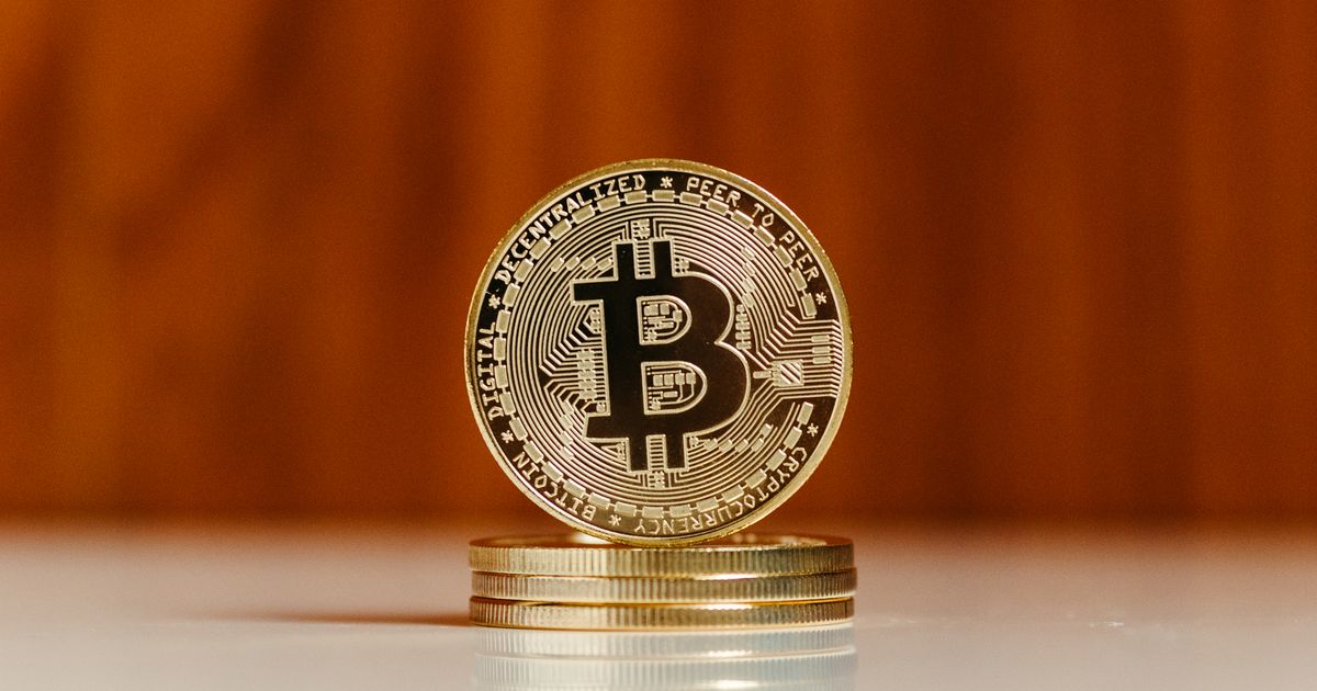 Moneda de bitcoin sobre una pila de monedas