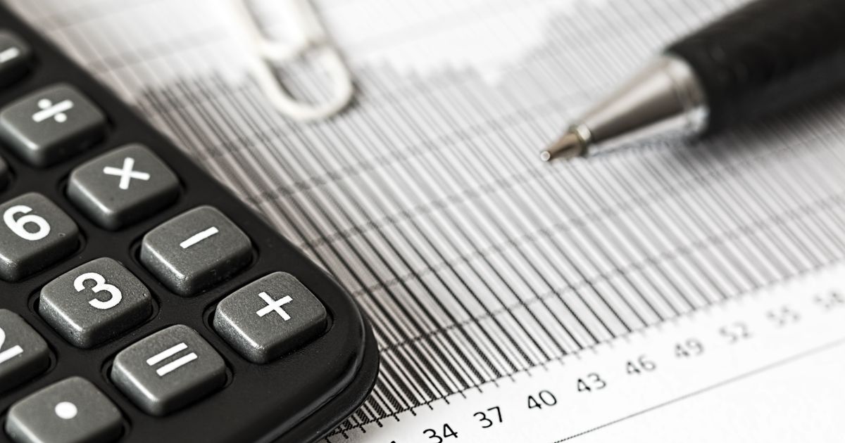 Calculadora sobre un gráfico de barras