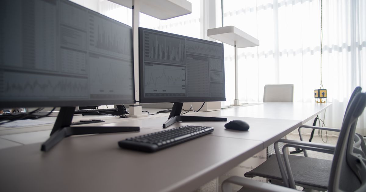 Puesto de trabajo con dos monitores